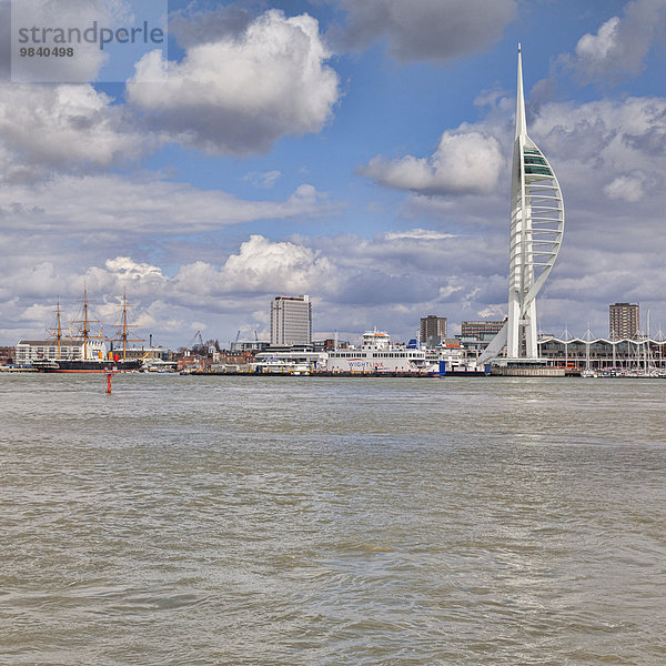 Hafen von Portsmouth  vom Meer aus  mit dem Spinnaker Tower  dem Panzerschiff HMS Warrior und der Fähre zur Isle of Wight  Portsmouth  Hampshire  England  Großbritannien  Europa