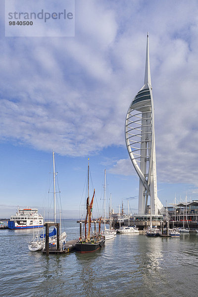Hafen von Portsmouth mit dem Spinnaker Tower  Portsmouth  Hampshire  England  Großbritannien  Europa