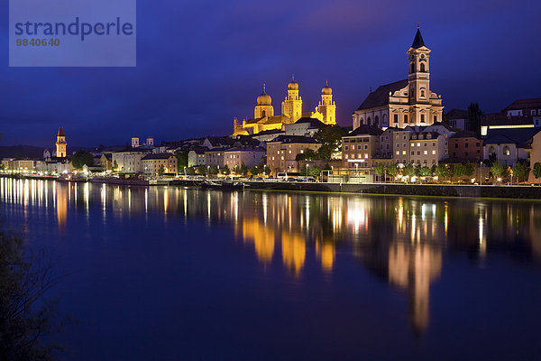 Donau mit Dom St. Stephan und Kirche St. Michael bei Nacht  Passau  Bayern  Deutschland  Europa