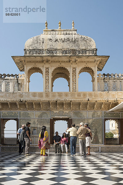 Besucher im Innenhof  Badi Charur Chowk  Stadtpalast  City Palace  Udaipur  Rajasthan  Indien  Asien