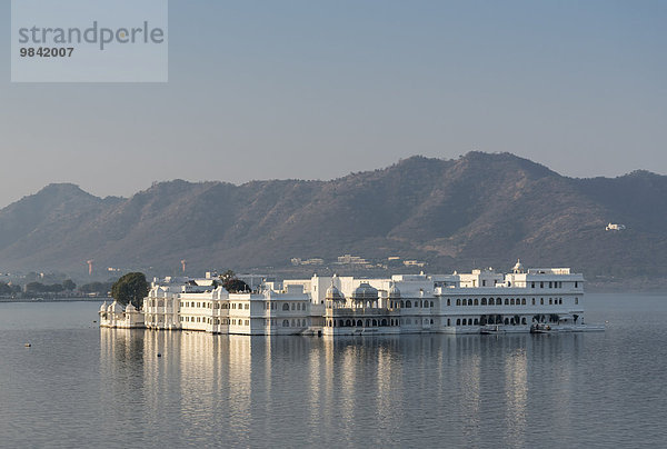 Lake Palace Hotel im See Lake Pichola  Udaipur  Rajasthan  Indien  Asien