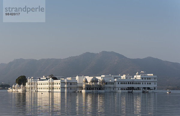 Lake Palace Hotel im See Lake Pichola  Udaipur  Rajasthan  Indien  Asien