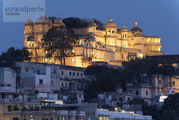 Stadtpalast  City Palace bei Nacht  Udaipur  Rajasthan  Indien  Asien