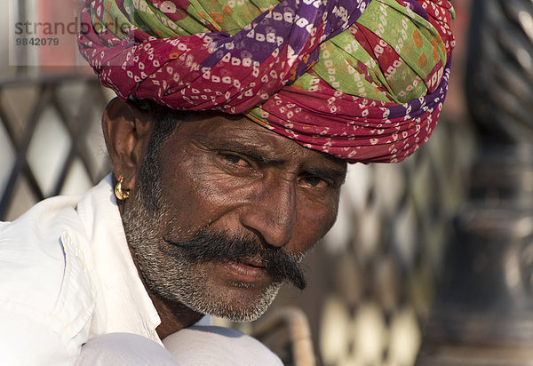 Porträt eines Rajasthani-Mannes  Udaipur  Rajasthan  Indien  Asien