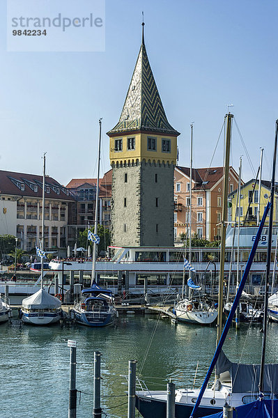 Segelboote  alter Leuchtturm  Mangturm oder Mangenturm  Hafen  Bodensee  Lindau  Schwaben  Bayern  Deutschland  Europa