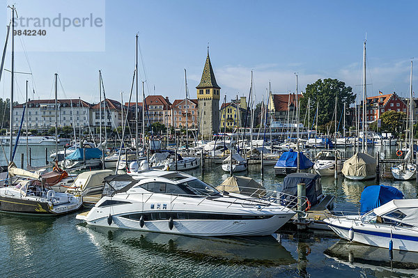 Motorboote und Segelboote  hinten alter Leuchtturm  Mangturm oder Mangenturm  Hafen  Bodensee  Lindau  Schwaben  Bayern  Deutschland  Europa