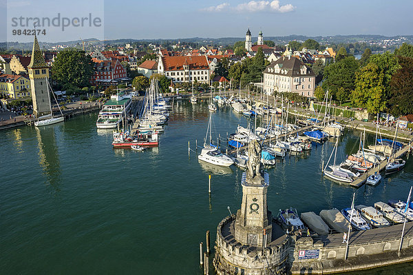 Alter Leuchtturm  Mangturm oder Mangenturm  Bayerischer Löwe  Hafen  hinten Münster Unserer Lieben Frau  evangelische Kirche St. Stephan auf der Insel  Bodensee  Lindau  Schwaben  Bayern  Deutschland  Europa