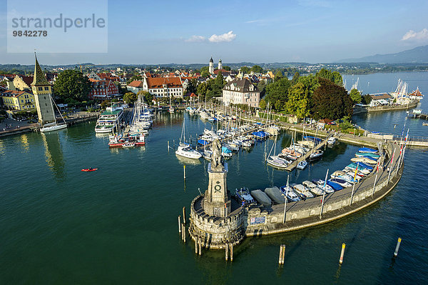 Alter Leuchtturm  Mangturm oder Mangenturm  Bayerischer Löwe an der Hafeneinfahrt  Hafen  hinten Münster Unserer Lieben Frau  evangelische Kirche St. Stephan auf der Insel  Bodensee  Lindau  Schwaben  Bayern  Deutschland  Europa