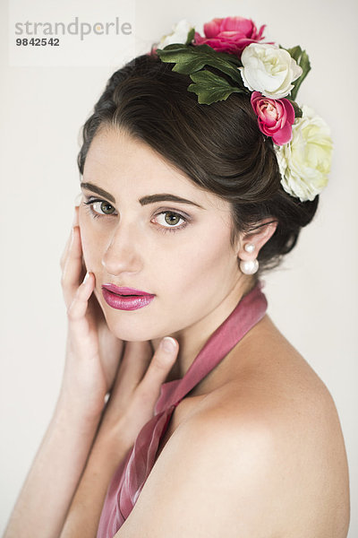 Beauty-Portrait einer jungen Frau mit Blumen im Haar