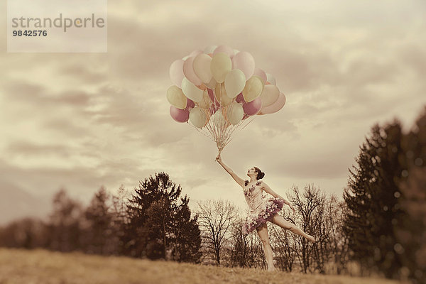 Junge Frau mit Luftballonen