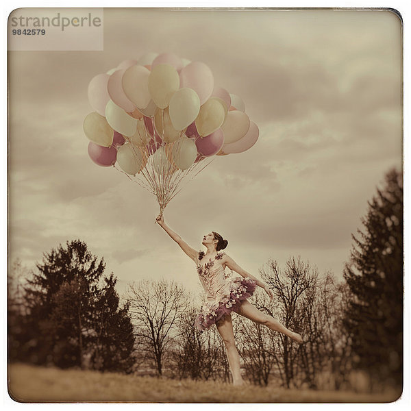 Junge Frau mit Luftballonen  retro
