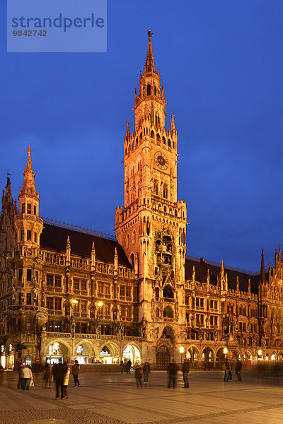 Neues Rathaus beleuchtet bei Nacht  Marienplatz  München  Oberbayern  Bayern  Deutschland  Europa