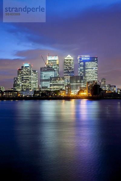 Canary Wharf  Finanzviertel  Bankenviertel  Ausblick über die Themse bei Nacht  London  Grossbritannien