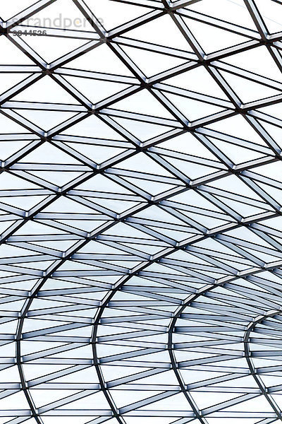 Great Court  Innenhof  modernes Kuppeldach  Stahl-Glas-Konstruktion im British Museum  London  England  Großbritannien  Europa