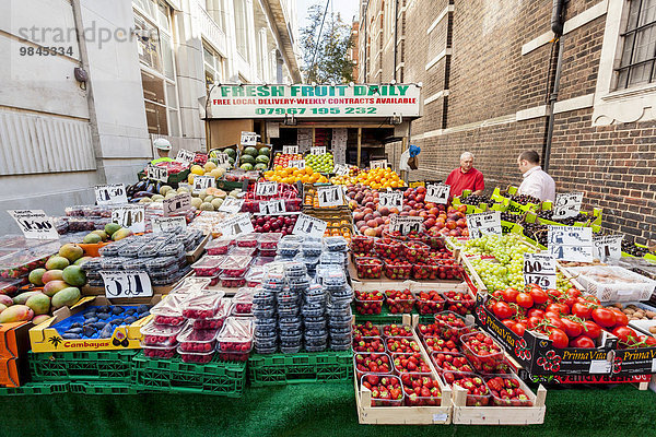 Marktstand  Obstmarkt in einer kleinen Seitengasse  London  England  Großbritannien  Europa