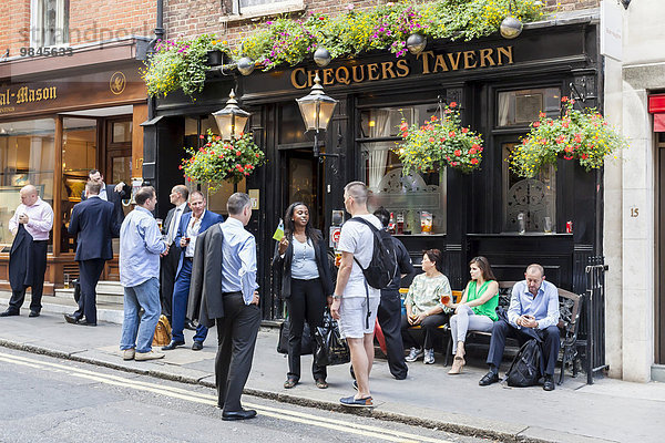 Gäste vor einem traditionsreichen Pub  London  England  Großbritannien  Europa