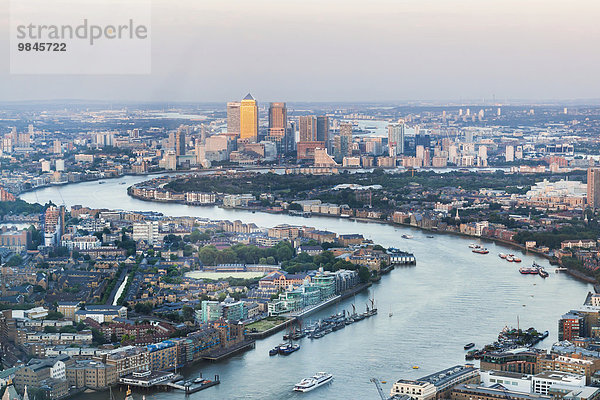 Ausblick auf Finanzzentrum Canary Wharf und Themse  London  Grossbritannien