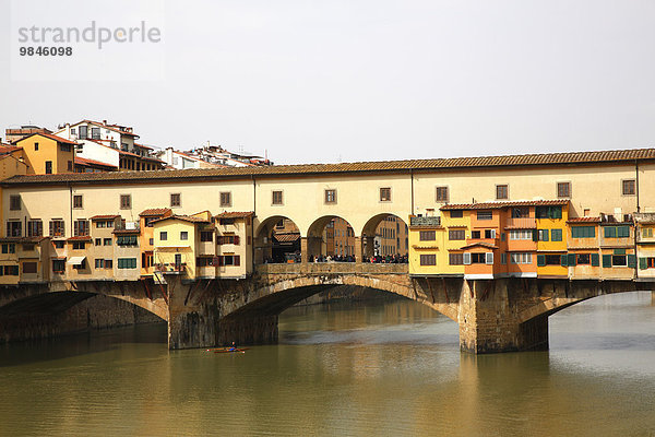 Ponte Vecchio  Mittelalterliche Brücke über den Fluss Arno  UNESCO Weltkulturerbe  Altstadt  Florenz  Toskana  Italien  Europa