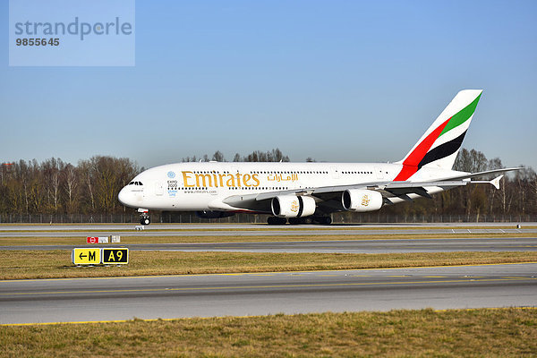 Emirates Airlines Airbus A 380-800 rollend auf Startbahn am Flughafen München Franz Josef Strauß  Erding  München  Oberbayern  Bayern  Deutschland  Europa
