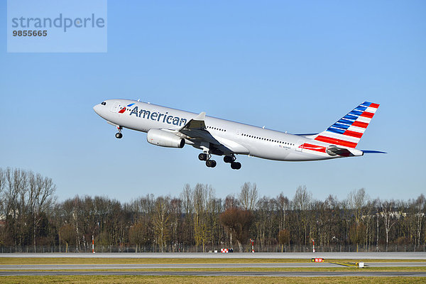 Take-off American Airlines Boeing B 767  Flughafen München Franz Josef Strauß  Erding  München  Oberbayern  Bayern  Deutschland  Europa
