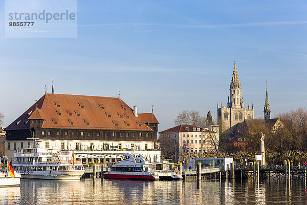 Das historische Konzilgebäude am Hafen von Konstanz mit dem dahinterliegenden Münster  Altstadt  Konstanz  Baden-Württemberg  Deutschland  Europa