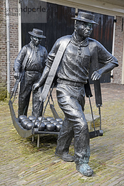 Käseträger  Skulptur am Käsemarkt  Edam  Nordholland  Niederlande  Europa