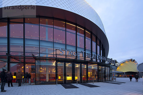 Eingangsfassade vom Stage Theater an der Elbe  Hamburg  Deutschland  Europa