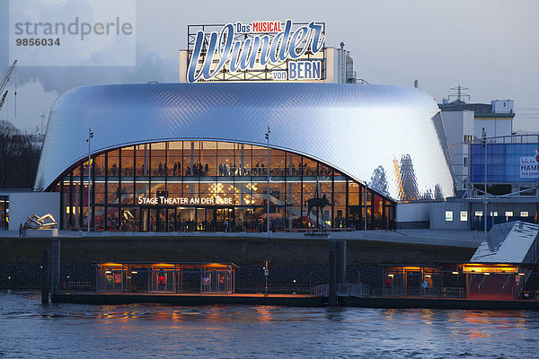 Stage Theater an der Elbe mit beleuchtetem Foyer  Hamburg  Deutschland  Europa