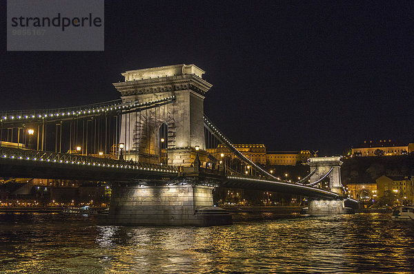 Széchenyi-Kettenbrücke bei Nacht  vom Pester Ufer  Lipótváros  Pest  Budapest  Ungarn  Europa