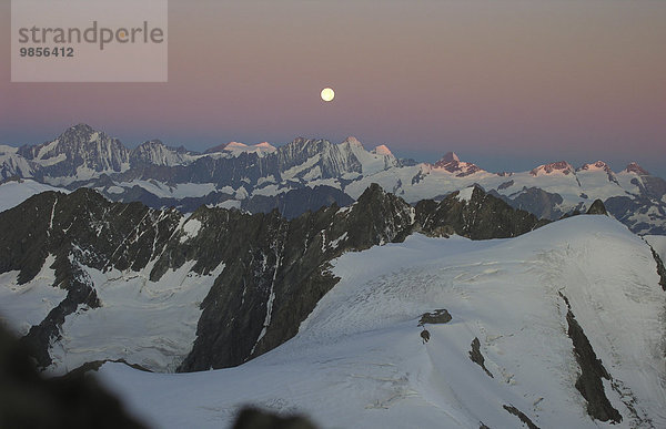 Sonnenaufgang auf Sustenhorn mit untergehendem Mond  Steingletscher  Bern  Schweiz  Europa