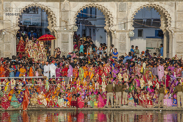 Mewar-Festival  ein Fest für Frauen zur Feier von Gott Shiva und seiner Gattin Parvati am Gangaur-Ghat am Ufer des Pichola-Sees  Udaipur  Rajasthan  Indien  Asien