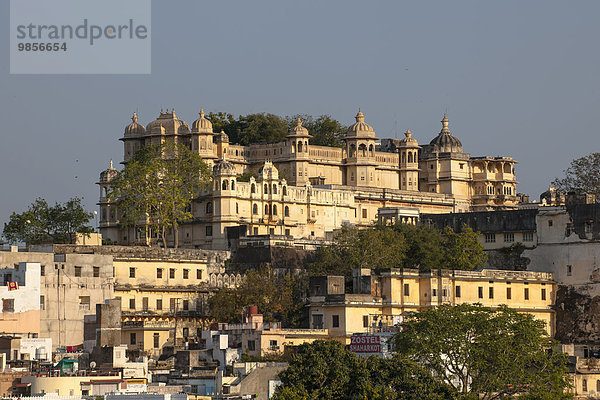 Stadtpalast des Maharaja am Pichola-See  Lake Pichola  Udaipur  Rajasthan  Indien  Asien