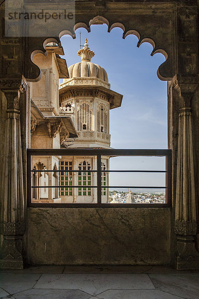 Ausblick aus einem Fenster im Stadtpalast des Maharaja  Udaipur  Rajasthan  Indien  Asien