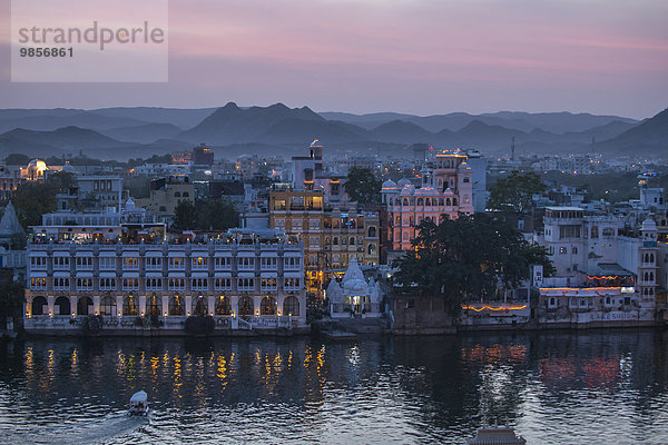 Abendstimmung über einem Teil der Altstadt  Udaipur  Rajasthan  Indien  Asien