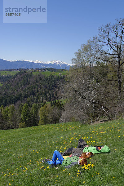 Wanderer bei der Rast  bei Wolfsgruben  Oberbozen am Ritten Renon  bei Bozen  Südtirol  Italien  Europa