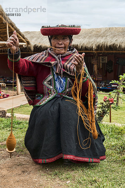 Indigene Frau beim Spinnen  Urubamba  Peru  Südamerika