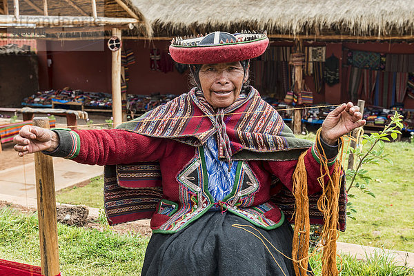 Indigene Frau beim Spinnen  Urubamba  Peru  Südamerika