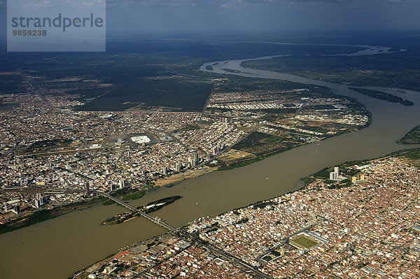 Luftbild  links Petrolina  Pernambuco und rechts Juazeiro  Bahia  getrennt durch Rio Sao Francisco  Brasilien  Südamerika