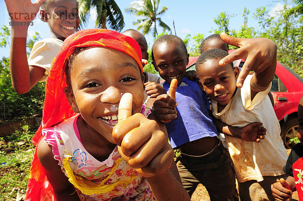 Fröhliche Kinder posieren  Tsingoni  Mayotte  Afrika