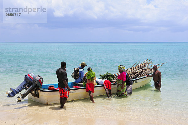 Boot wird beladen am Strand von Ilots Choizil  Mayotte  Afrika