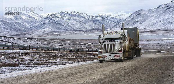 Dalton Highway  links Trans-Alaska-Pipeline  TAPS  hinten Brooks Range  Alaska  USA  Nordamerika