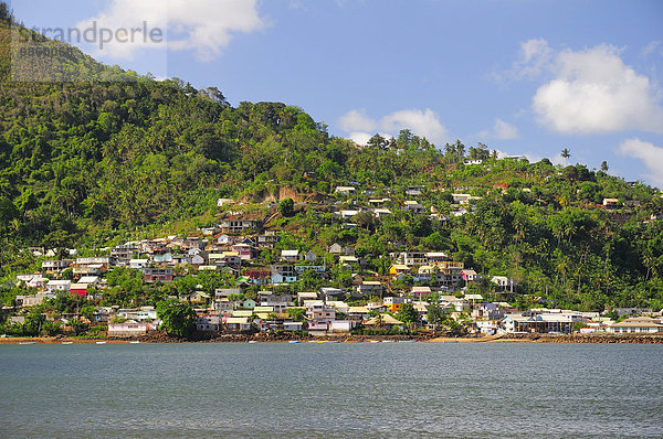 Ausblick vom Meer auf die Häuser der Ortschaft Manjagou  Baie de Chiconi  Mayotte  Afrika