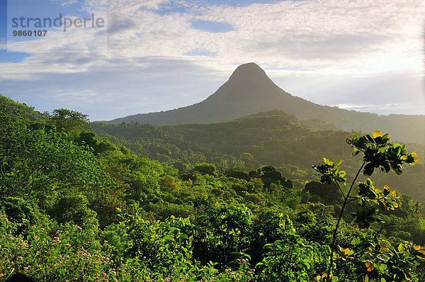 Vulkan Mont Choungui  auch der kleine Zuckerhut  bei Chirongui  Mayotte  Afrika