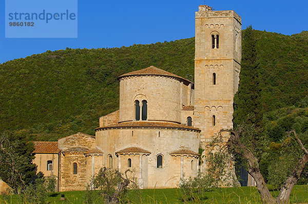 Abtei Sant'Antimo in der toskanischen Landschaft  Montalcino  Castelnuovo dell'Abate  Provinz Siena  Toskana  Italien  Europa