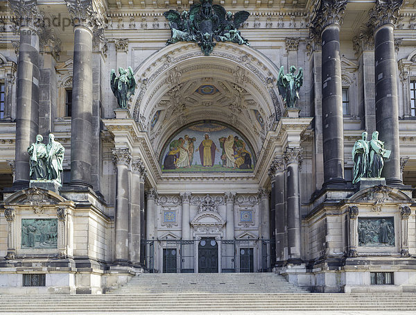 Eingang zum Berliner Dom  Berlin  Deutschland  Europa