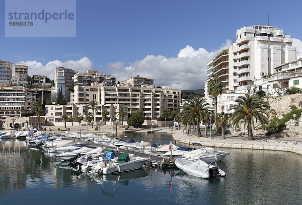 Bootshafen und Appartementhäuser  Porto Pi  Palma de Mallorca  Mallorca  Balearen  Spanien  Europa