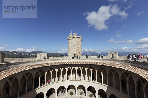 Festung Castell de Bellver  Ausblick auf den Innenhof  Palma de Mallorca  Mallorca  Balearen  Spanien  Europa