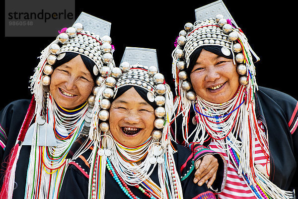Frauen vom Bergvolk der Akha  auch Aka  in traditioneller Kleidung  Nordthailand  Thailand  Asien