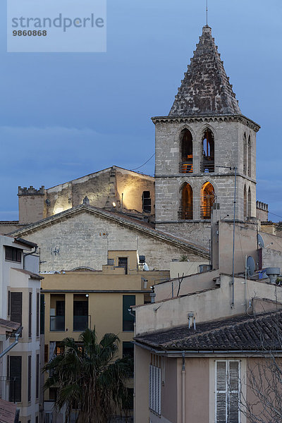 Turm der Kirche Santa Creu  Abendstimmung  Altstadt  Palma de Mallorca  Mallorca  Balearen  Spanien  Europa