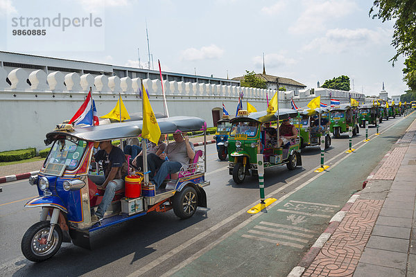 Tuk-Tuk-Taxi-Kolonne auf der Straße  Bangkok  Thailand  Asien